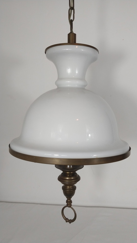 Image 1 of Lampada a sospensione vintage in vetro opalino con ottone e 3 attacchi (anni '60/'70)
