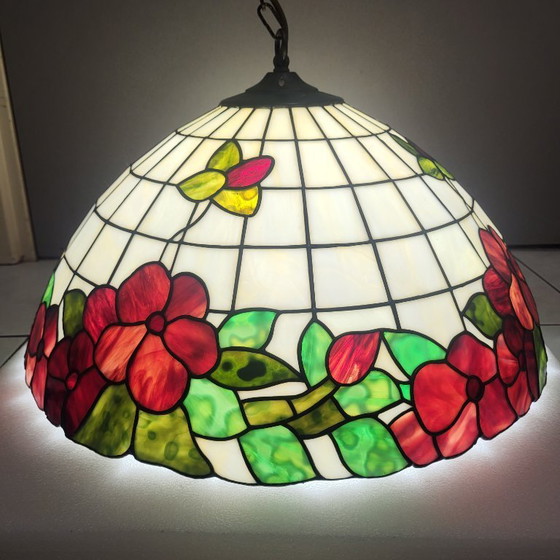 Image 1 of Grote vintage hanglamp in Tiffany-stijl van gekleurd glas.