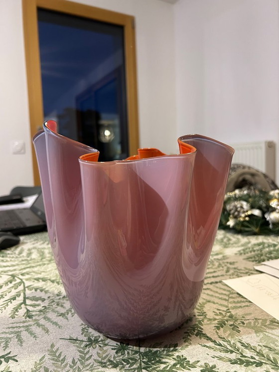 Image 1 of Venini Fazzoletto tweekleurige vaas, oranje binnenkant, ondoorzichtige roze buitenkant