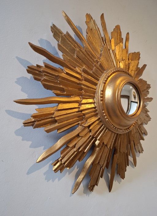 46 cm großer Sonnenspiegel aus seltenem Holz, Version aus den 1950er Jahren. Goldfarbe.