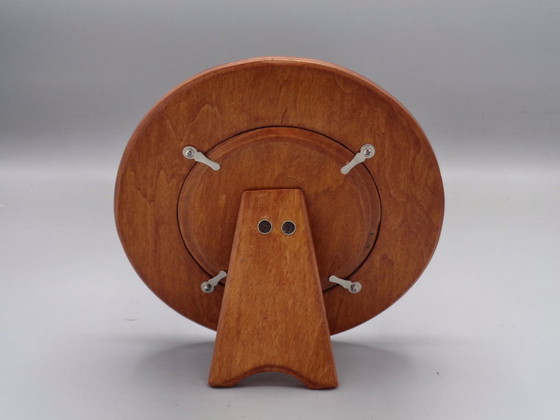 Image 1 of Handgemaakt en gehamerd fotolijstje van verzilverd metaal, 10 cm diameter.