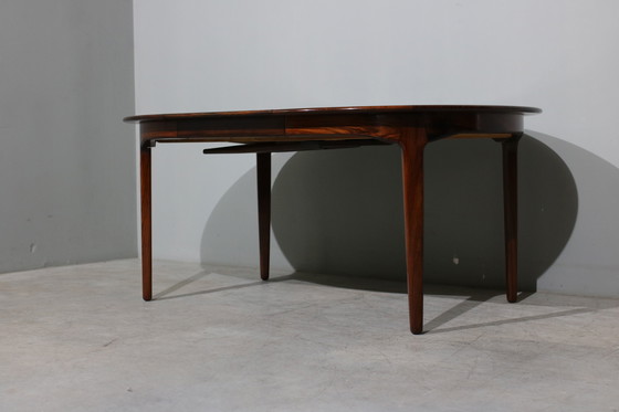 Image 1 of Table de salle à manger extensible en bois de rose par Henning Kjaernulf