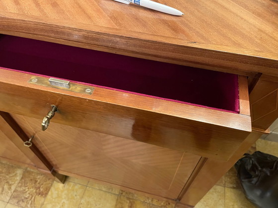 Image 1 of Elegante commode van massief mahoniehout met 4 deuren en 4 lades in de Directoire-stijl.