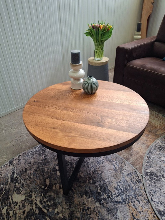 Image 1 of Nueva y robusta mesa de centro de roble macizo y base de metal.