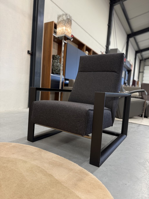 Sillón alto Montis Dickens con tapizado en color antracita.