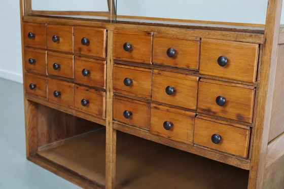 Image 1 of Antieke Spaanse fourniturenkast / winkeltoonbank in beuken- en eikenhout, jaren 1950