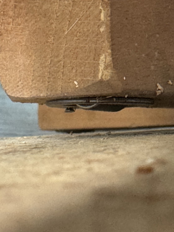 Image 1 of Table d'appoint pivotante vintage – Plateau en formica aspect marbre rose – Style années 50