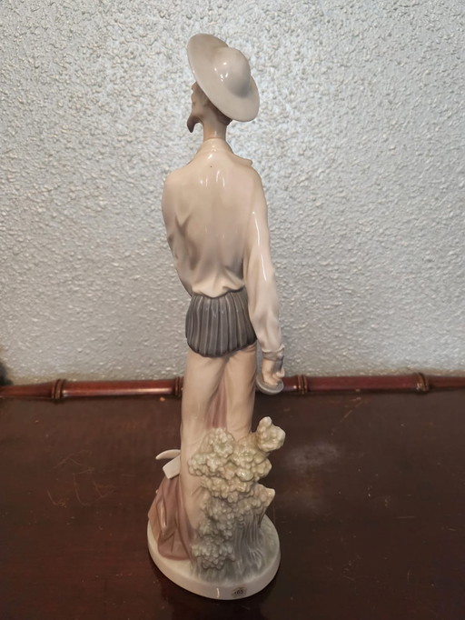 Lladró - Figura - Figura de cerámica de Lladró hombre con sombrero levantando una cortina