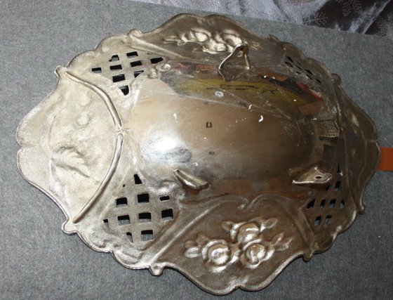 Image 1 of Ciotola decorativa argentata – rilievo floreale – 38 x 37 x 8 cm – elegante pezzo vintage