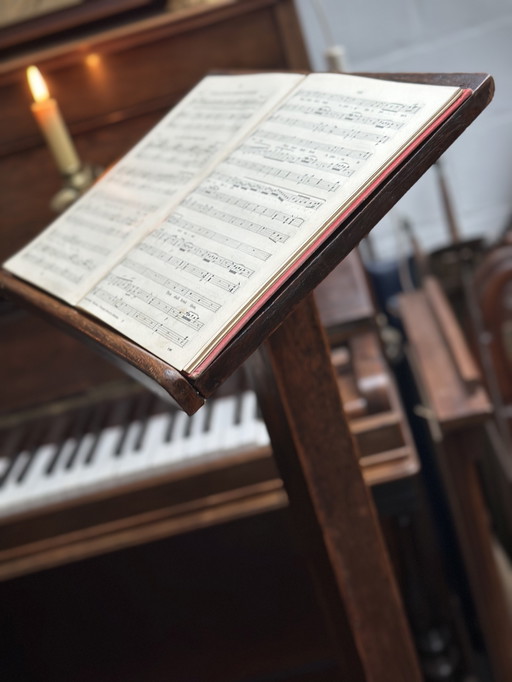 Leggio in rovere antico e ghisa – Leggio architettonico senza tempo