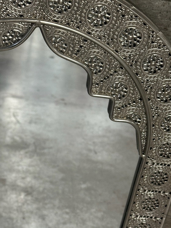 Specchio orientale in metallo traforato, 56,5 × 37 cm, Vetro, Argentato (foto 14 di 15)