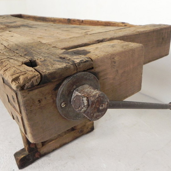 Banco de trabajo industrial de madera con tornillo de banco, 194 cm de largo, década de 1930. (photo 31 of 34)