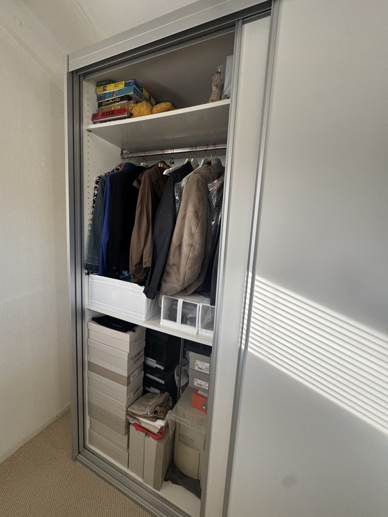 Image 1 of Armadio bianco per vestiti e contenitori con ante scorrevoli