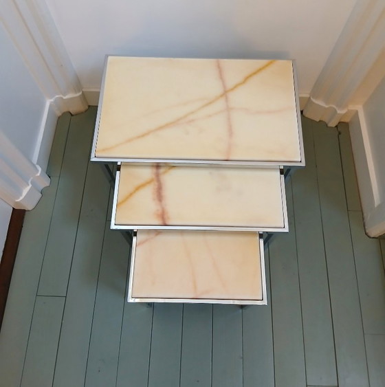 Image 1 of Minijuego de tres piezas de mediados de siglo: tapa de mármol y base cromada.