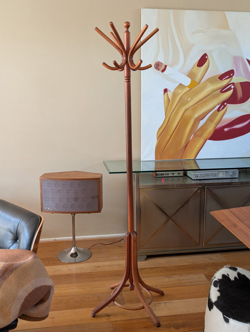 Gran perchero de madera al estilo de Thonet.