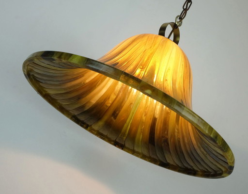 LAMPADA A SOSPENSIONE vintage in acrilico color ambra e ottone, anni '70 