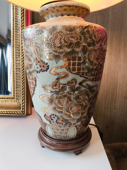 Keramische tafellamp in Aziatische Chinoiserie-stijl uit het midden van de 20e eeuw met vergulde details. (photo 2 of 6)