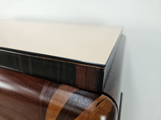 Image 1 of Art Deco commode in mahonie en roze esdoorn met spiegelblad.