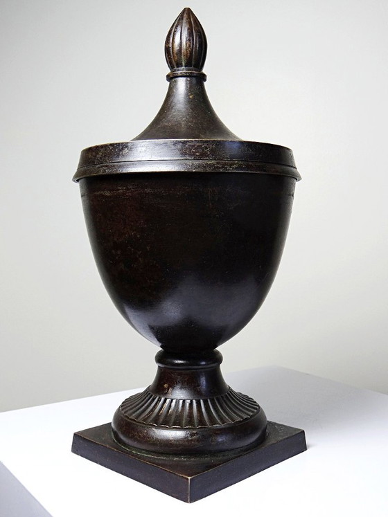 Image 1 of Casseruola con coperchio in stile Impero, in metallo patinato effetto bronzo, India, anni '60-'80