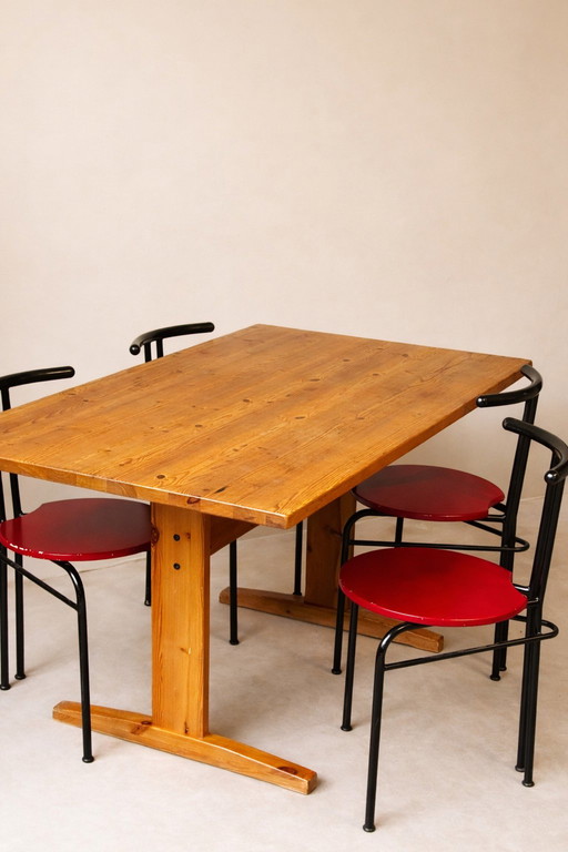 Ensemble de 4 chaises design – Métal noir et assise rouge – Années 1990