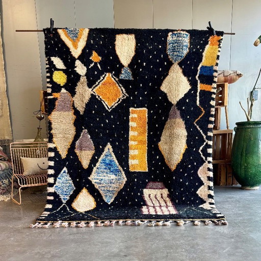 Tapis marocain berbère en laine noire 200x280 cm – tapis tribal abstrait noir