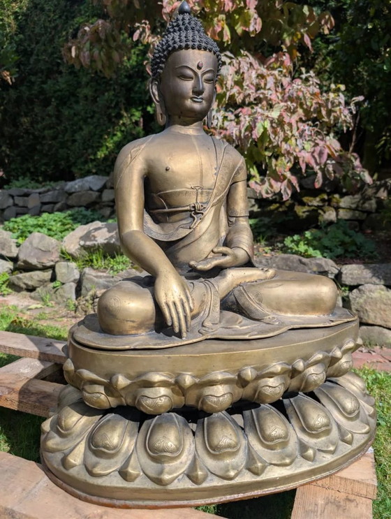 Bouddha monumental doré au feu – Ladakh, 19e siècle ou même plus ancien. – Sculptures, Bronze, Copper (photo 2 of 10)