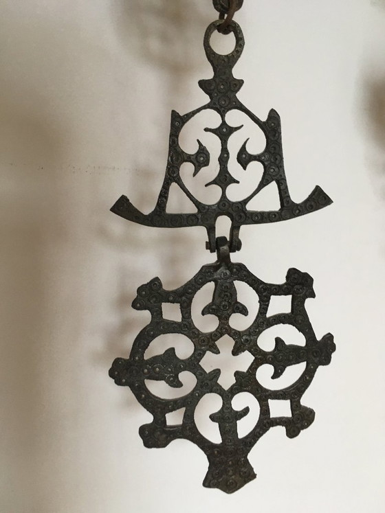 Image 1 of Aplique de pared con cruz bizantina en bronce.