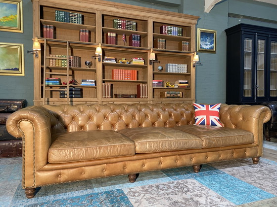 Image 1 of Magnifique canapé Chesterfield anglais XXL couleur cognac