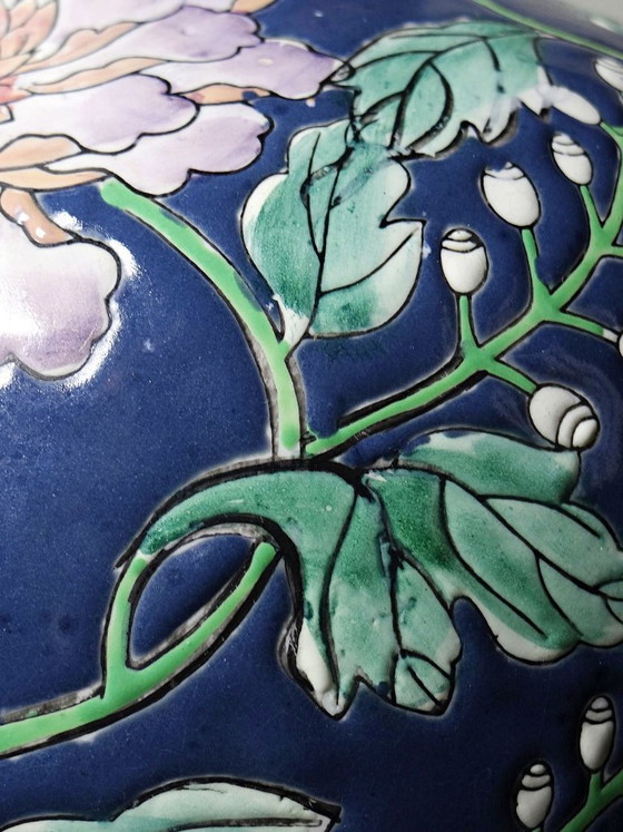 Image 1 of Grote, balustervormige vaas van Chinees porselein met vintage bloemversiering uit de jaren 70-80.