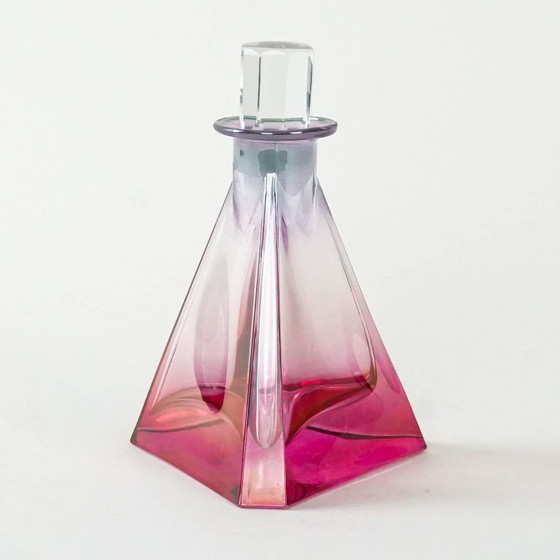 Image 1 of Jarra de vidrio triangular, década de 1970, fabricada en Checoslovaquia.