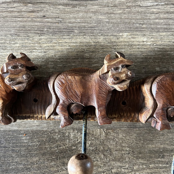 Image 1 of Appendiabiti vintage in legno a forma di mucca