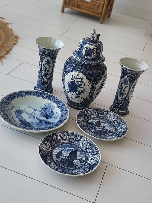 Juego de jarrones, tarro de jengibre y platos/platos de pared de Delft Blue Boch.