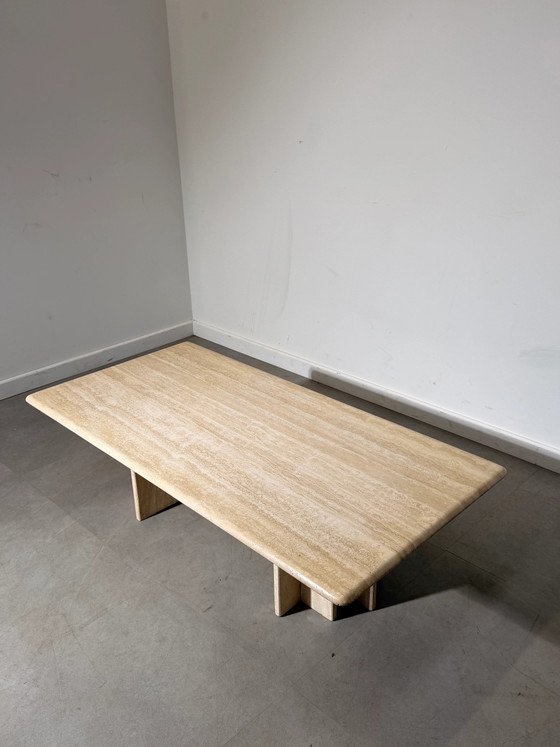 Travertin Couchtisch mit skulpturalem Sockel – Couchtische (photo 5 of 7)