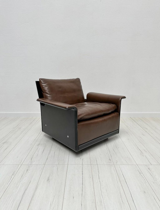 Vitsoe 620 loungestoel uit de jaren 60 van Dieter Rams – zwarte kuip en bruine leren fauteuil