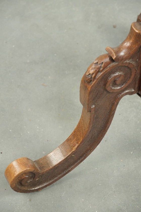 Image 1 of Élégante table d'appoint/table haute ancienne en chêne, ornée de magnifiques sculptures sur bois et dotée d'un pied tourné.
