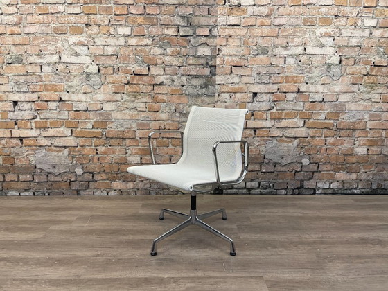 Vitra EA 107 – Wit Netweave Chroom | Charles & Ray Eames – Vergaderstoel, Textile, Aluminium (photo 8 of 17)