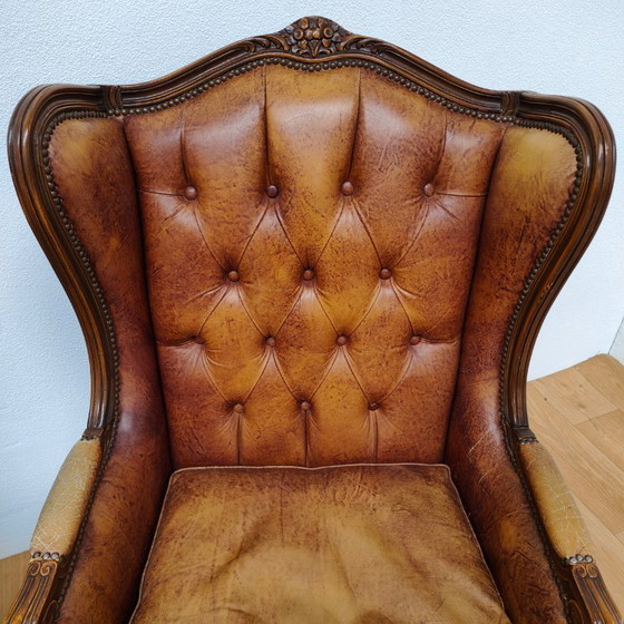 Image 1 of Set di poltrone vintage antiche con braccioli a forma di ala, in stile Queen Anne. Rivestite in pelle di pecora.
