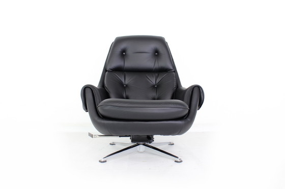 Image 1 of as new! Gustav Thams Vintage Egg Lounge Chair / Mid - Century Armchair with tilt function, Leather and polished Aluminum 1a rest