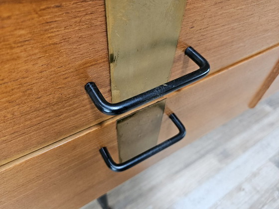 Image 1 of Notenhouten ladekast uit de jaren 60 met details van ijzer en messing.