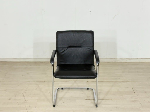 Elegante designfauteuil met cantilever-constructie in zwart leer.