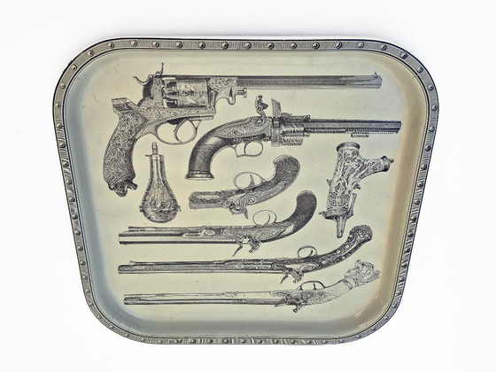 Dienblad Pistolen Piero Fornasetti – Decoratieve objecten, Metal (photo 3 of 5)
