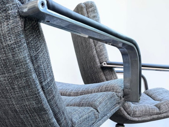 Set Grijze Artifort Draaifauteuils – Chrome (photo 3 of 7)