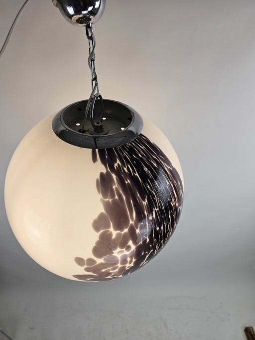 Grande lampe globe de 45 cm de diamètre, Italie, années 60, verre blanc et violet