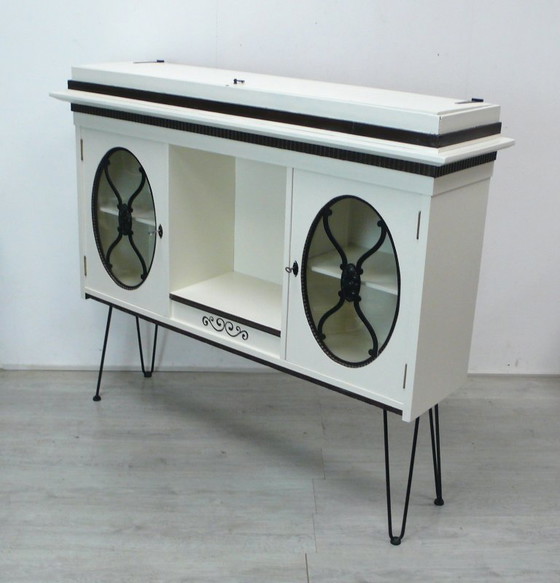 Antik Sideboard Vitrine Jugendstil um 1900 Eiche in Cremeweiß handbemalt – Highboards, Wood, Glass (photo 4 of 8)
