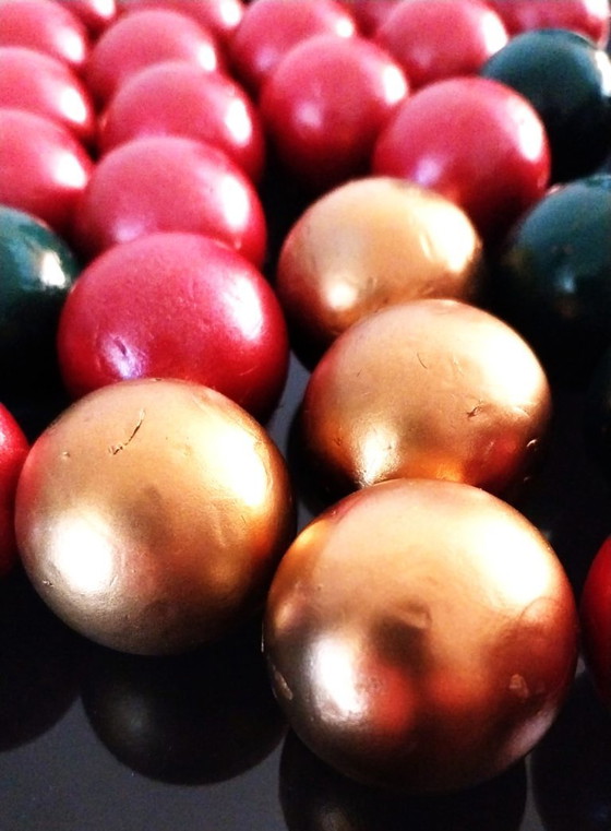 Image 1 of Set di palline decorative natalizie in rosso, verde e oro. Perfette come centrotavola, riempimento di vasi, decorazione di ghirl