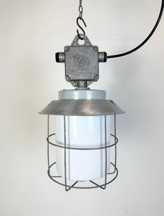 Image 1 of Lampada industriale a gabbia in alluminio con vetro opalino di Elektrosvit, anni '70