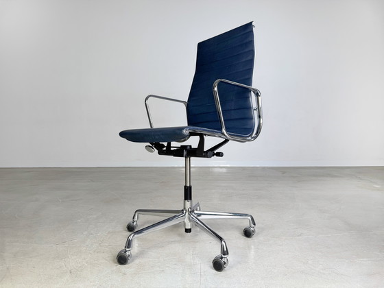 Image 1 of Original Charles Eames Bürostuhl Vitra EA119 Leder Blau Rollen