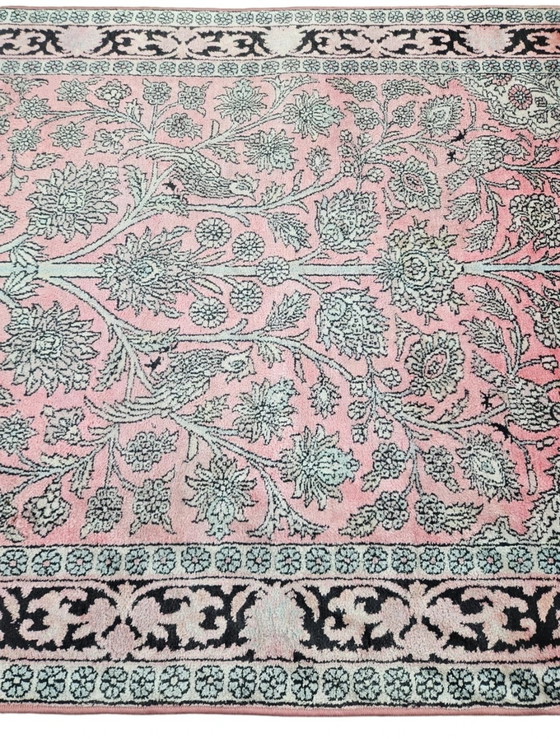 Image 1 of Handgeknüpfter orientalischer Seidenteppich aus Kaschmir mit rosa Blumenmuster, 125 x 186 cm