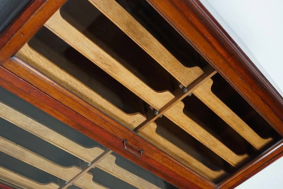 Image 1 of Armario de mercería inglés con puertas de cristal, circa 1920/1930