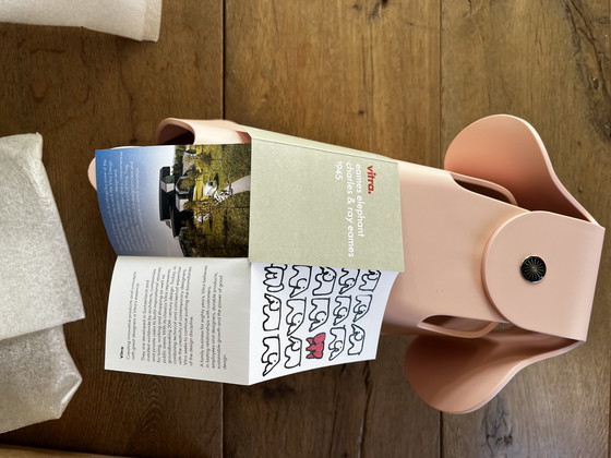 Image 1 of Vitra Eames Olifant Roze - gloednieuw